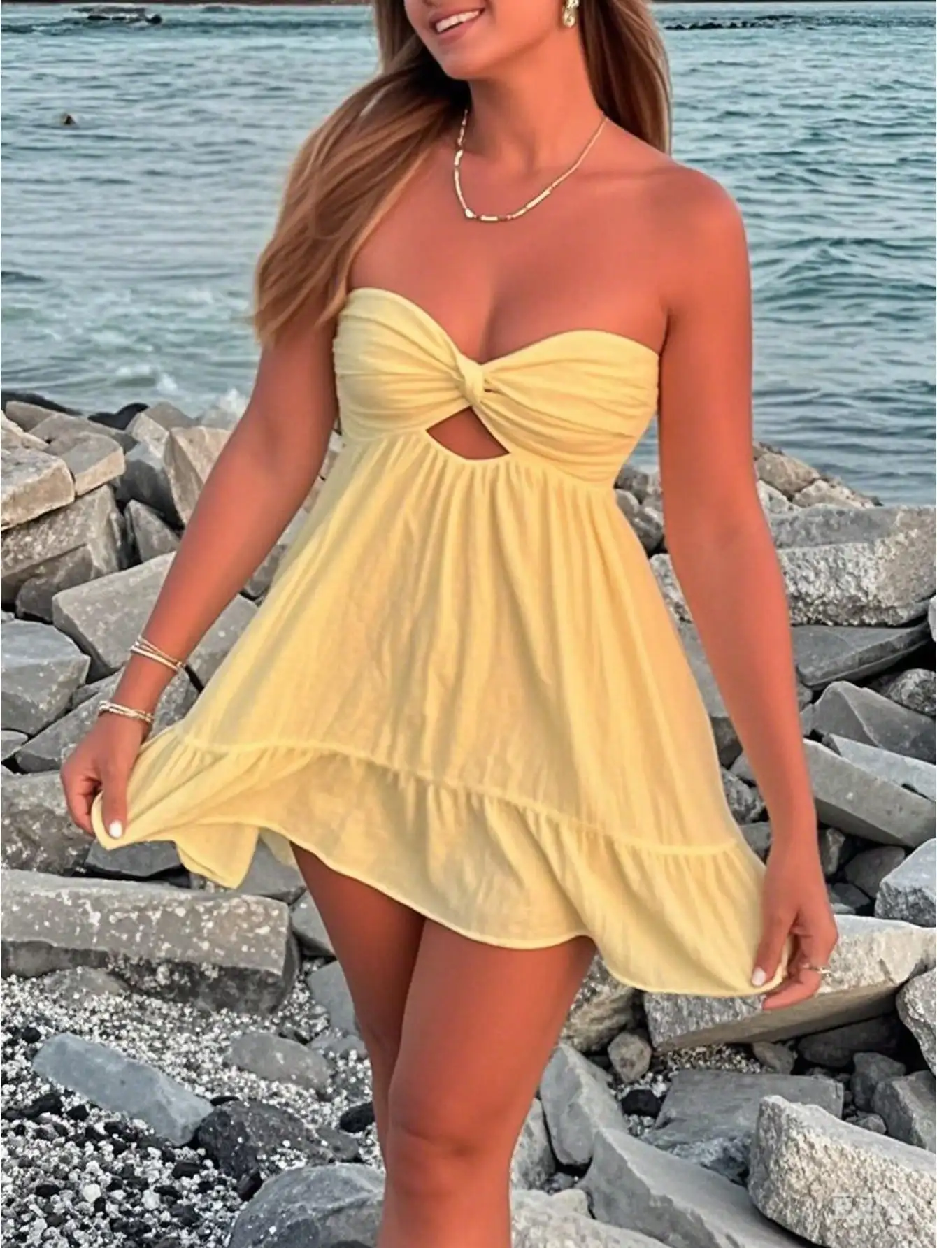 

Желтое однотонное мини-платье без бретелек с вырезами и перекрученным лифом для пляжного отдыха