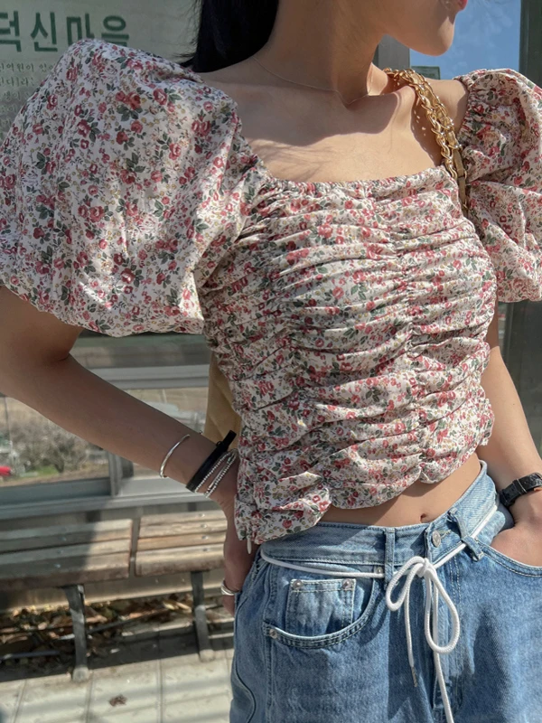 Letnia koszulka damska 2025, krótki rękaw, styl koreański, kwadratowy dekolt, kwiatowy wzór, uniwersalna, plisowana, modna bluzka.