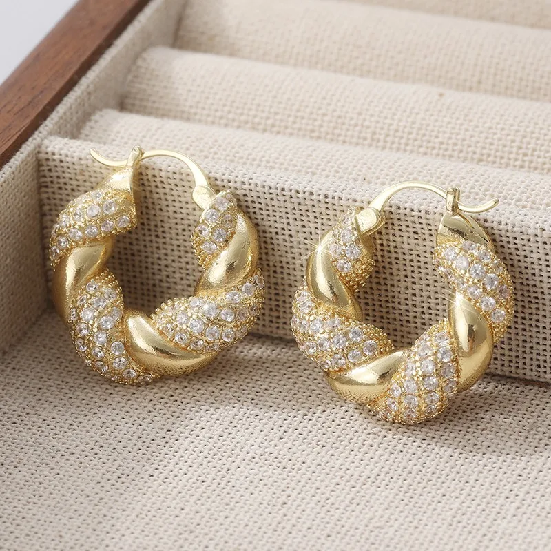 Exquisite Geometrische Goldfarbene Damen-Ohrringe Klassische Modische Eingelegte Kubische Zirkonia Creolen für Frauen – Detail 3