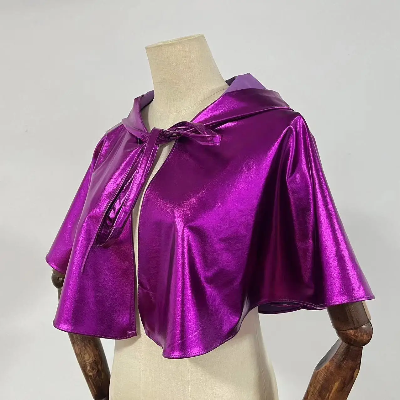 Short Hooded Cloak for Men And Women Halloween Role-playing Small Shoulder Wrap Bright Surface Tied Design Youth Polyester Fiber