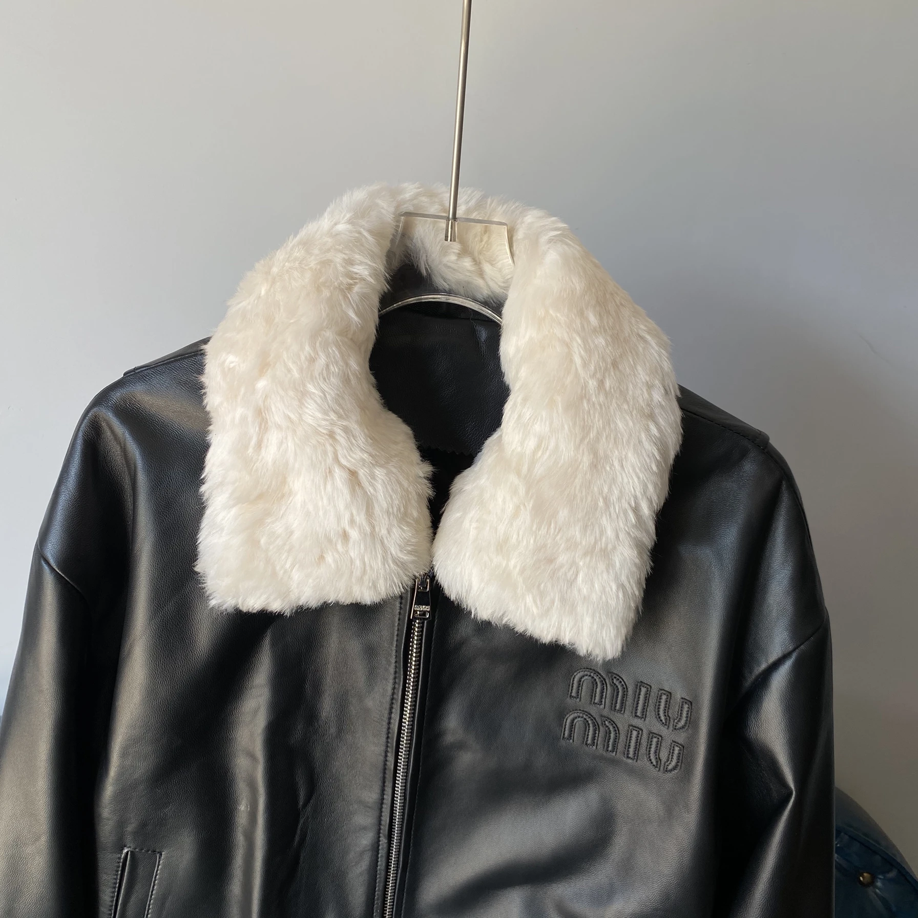 معطف Jaet ort نسائي من جلد eepskin فضفاض مناسب لراكبي الدراجات النارية معطف من الفرو والجلد بسحاب للإغلاق وياقة مربعة