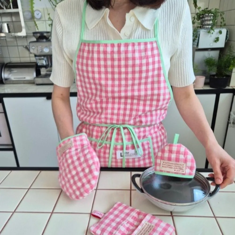 Plaid Pattern Hanging Neck Apron Breathable Anti Fouling Breathable Apron Hanging Neck Design With Pocket Oil Resistant Apron