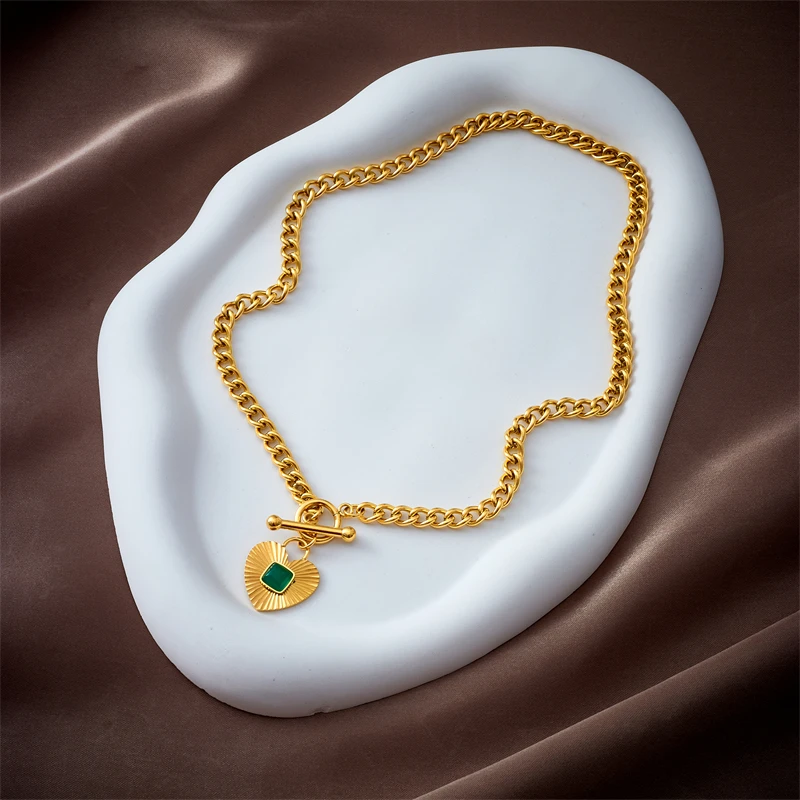 XIYANIKE collana in acciaio inossidabile 316L collana con ciondolo a forma di cuore d'amore con zirconi verdi per le donne gioielli di compleanno squisiti Collier