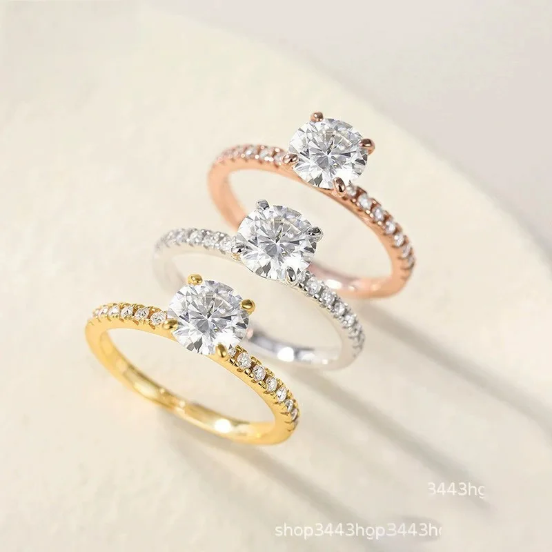 

Изысканное кольцо с цирконом круглой огранки диаметром 1,2 карата 5А. Особенности камень премиум-класса диаметром 7 мм из серебра S925 для роскошной коллекции ювелирных изделий.