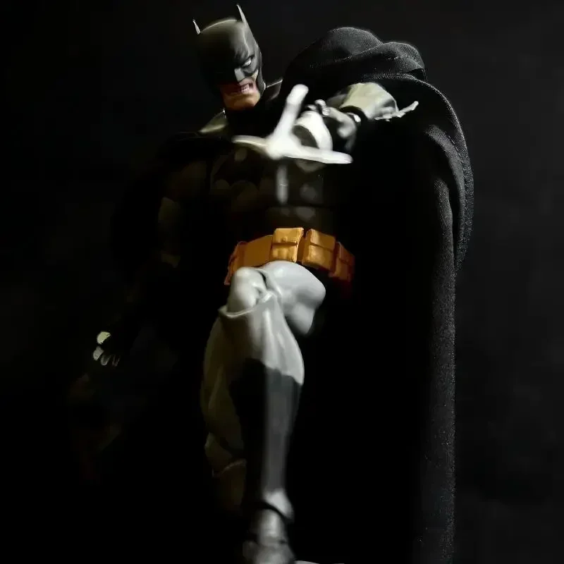 Actualmente en stock la figura CT Toys Batman es la figura de acción MAFEX 126 Batman Hush como juguete para niños