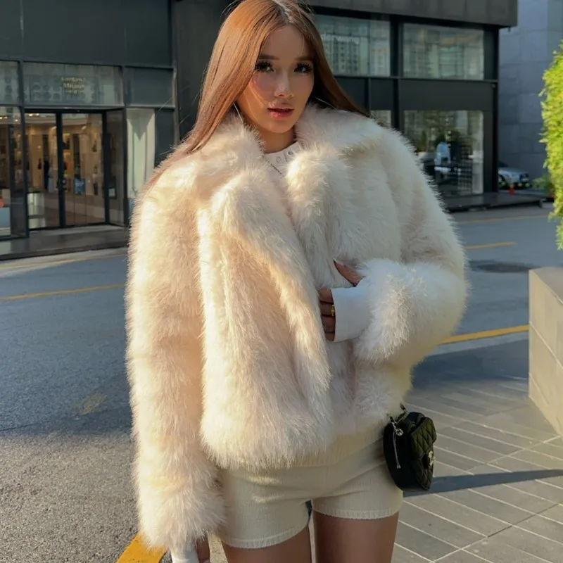 2025, namaakbontjas, dames, pluizige dameswinterjas, warme jas met lange mouwen, luxe gouden punt op witte achtergrond, bovenkledingjassen