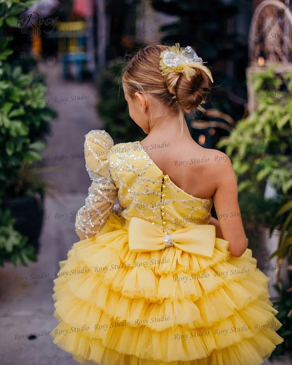 Abito da spettacolo a strati giallo monospalla carino a-line Flower Girl Dress abito da festa con paillettes al ginocchio per bambini