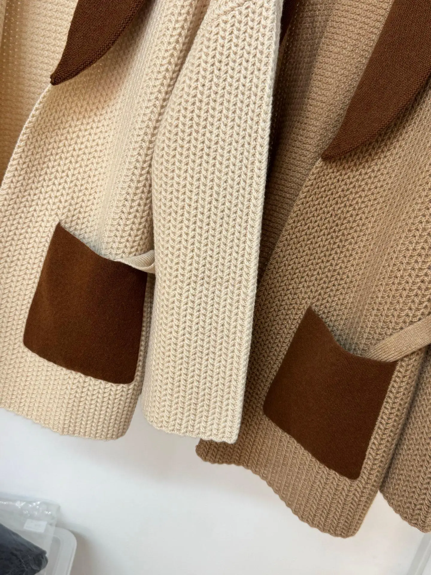 Jesienny luksusowy damski kardigan z klapami, dekoltem typu wrap-on, wykonany w 100% z kaszmiru.