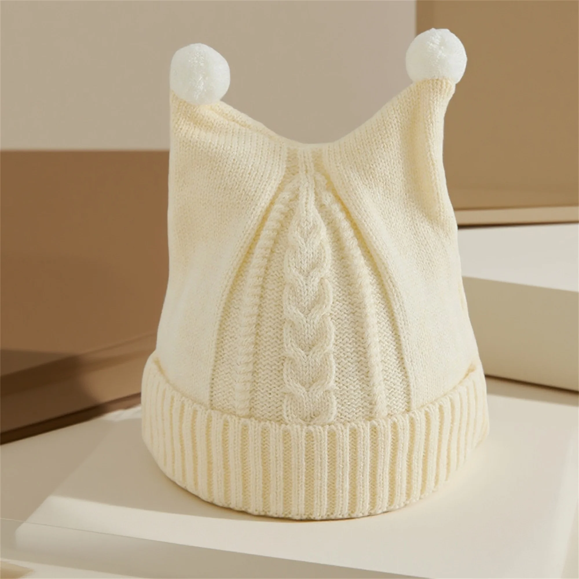 

Детская зимняя вязаная шапка с очаровательными ушками животных. Уютная и толстая теплая шапка для холодной погоды. Стильная шапка для защиты ушей.