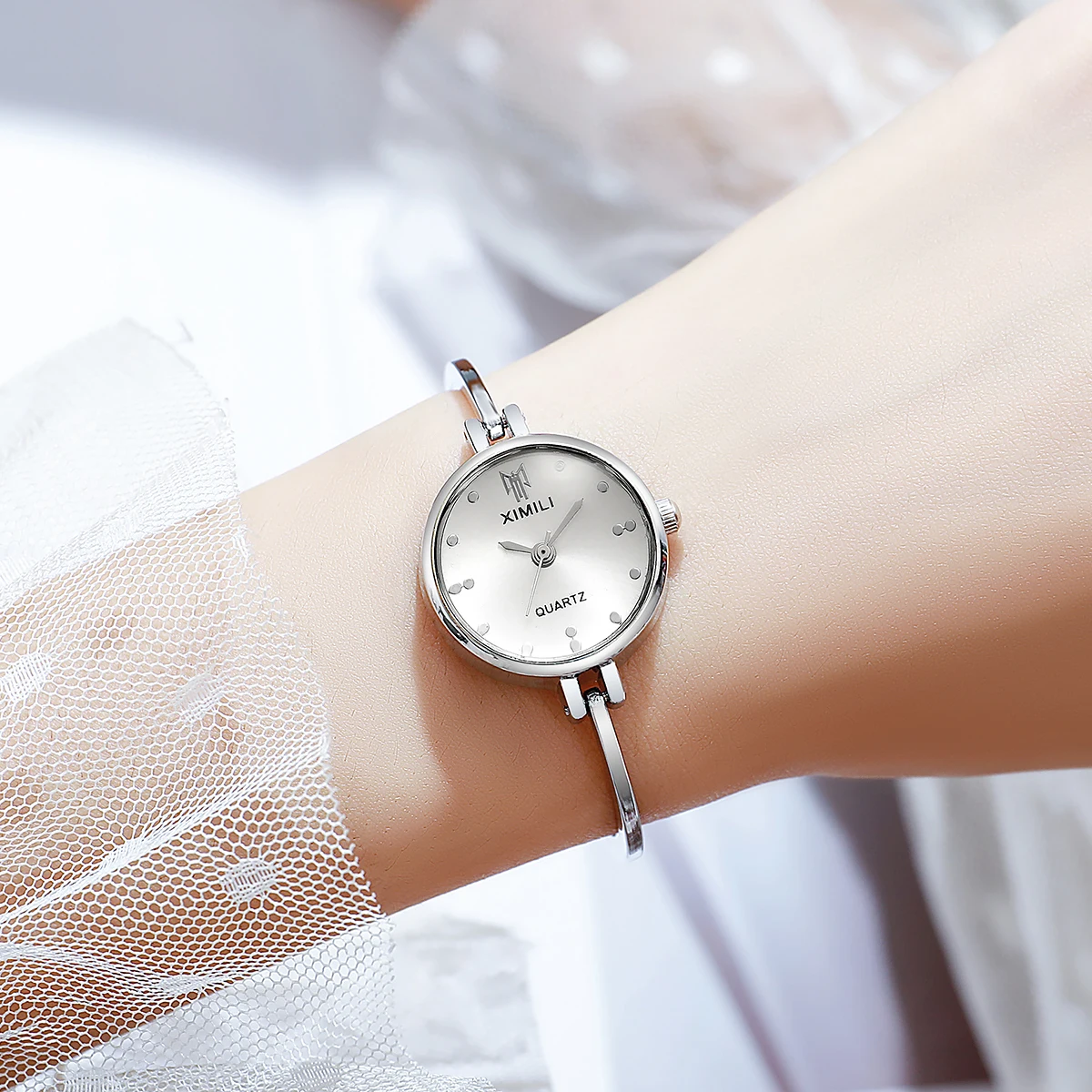 New Fashionable And Simple Round Women's Watch Is Suitable For Dating.