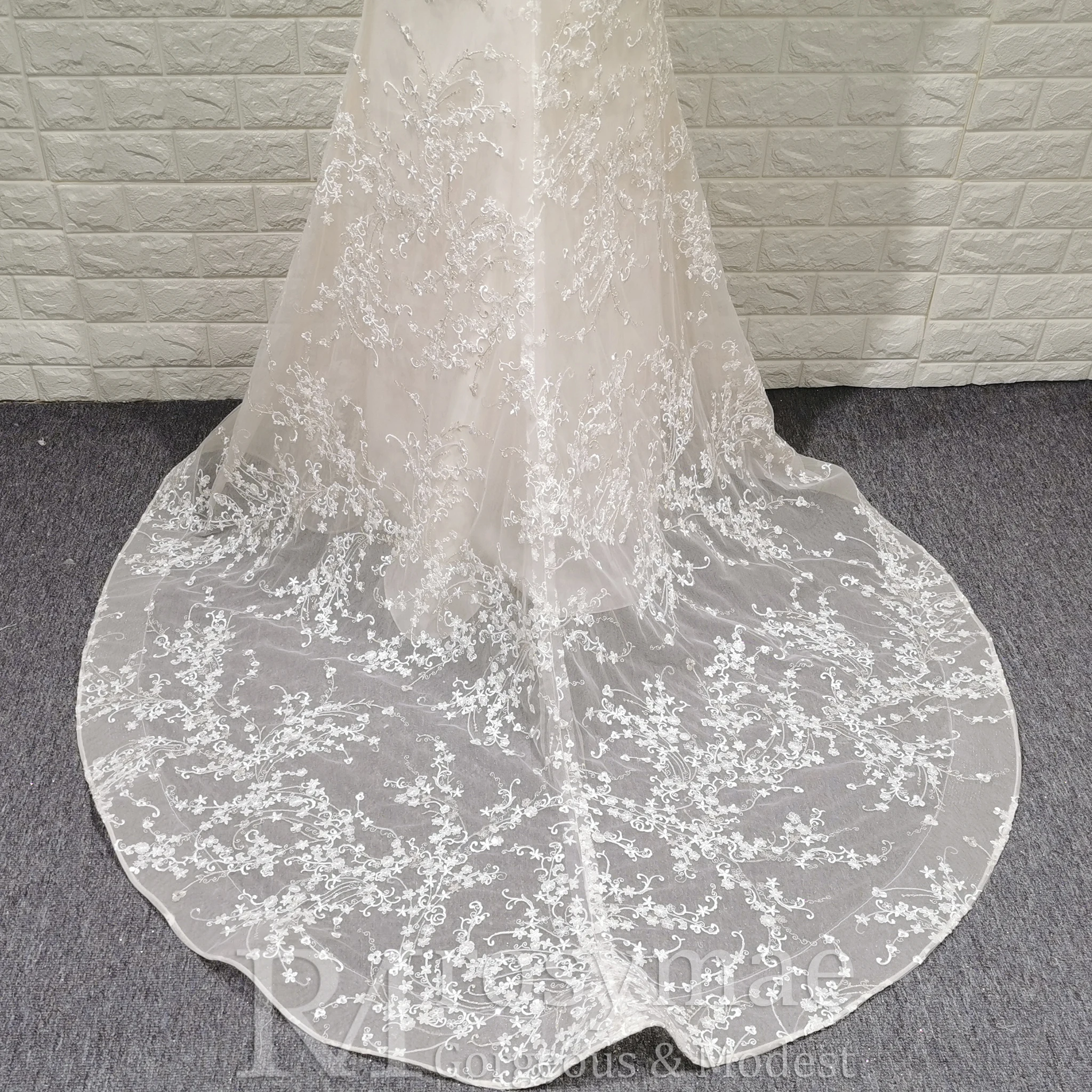 Suknia ślubna Rosymae Light Champagne w stylu syreny, dekolt w serek, kwiatowa koronka, odkryte plecy, elegancka, wygodna suknia na ślub na plaży lub na świeżym powietrzu.