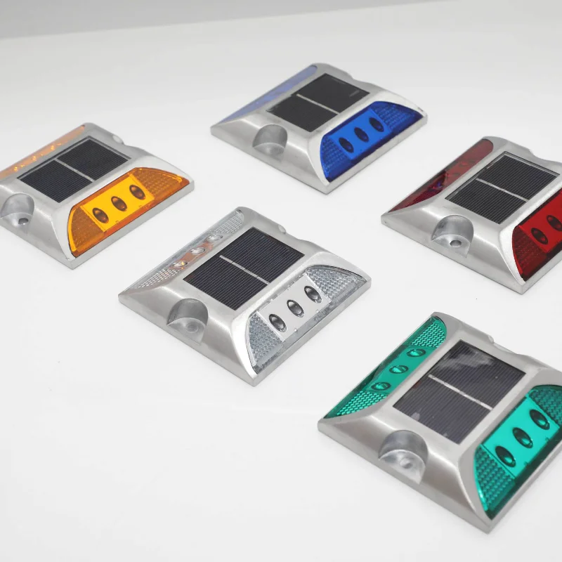 مسامير الطريق الشمسية المصبوبة من الألومنيوم، وأضواء الشوارع الأرضية على الطرق السريعة، وأضواء الحديقة، وأضواء الفلاش، وأضواء التحذير العاكسة