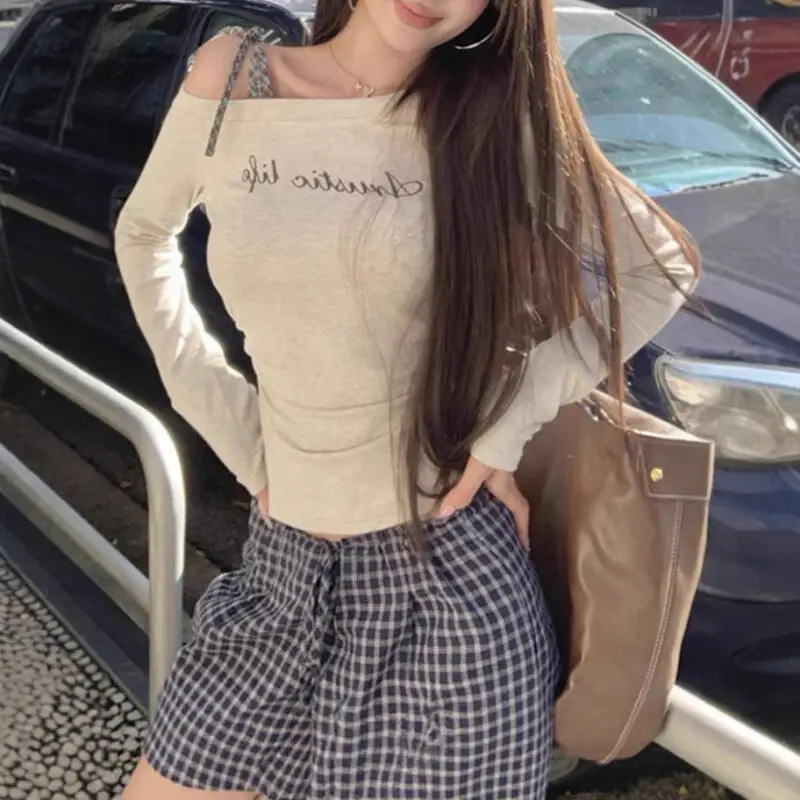 

Pure Desire Wind Flower Серая футболка с диагональным плечевым ремнем и внутренним ремнем, женская осенняя футболка с буквенным принтом, новый тонкий топ с длинными рукавами