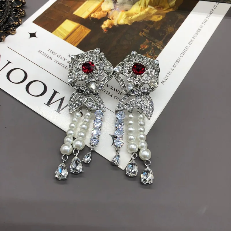 pendientes-de-flores-medievales-hechos-a-mano-densamente-adornados-con-diamantes-perlas-borlas-y-colgantes-de-diamantes