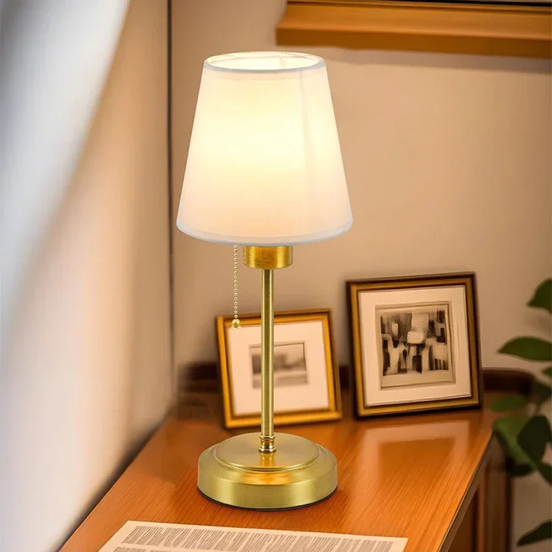 

Роскошный светодиодный настольный светильник с зарядкой, прикроватный ночник для спальни, гостиной, регулируемый сенсорный переключатель, домашние декоративные настольные лампы