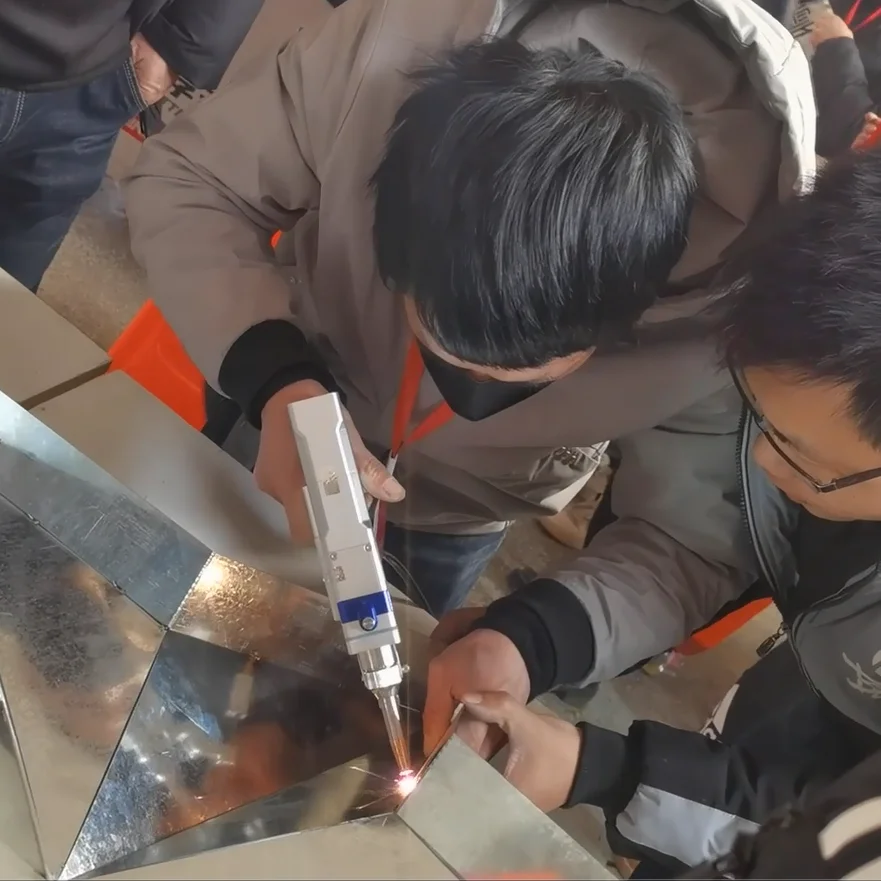 

Лазерный сварочный аппарат Accutek 1000 Вт, 1500 Вт, 2000 Вт для сварки алюминия, ручной волоконный лазерный сварочный аппарат для металлических листов