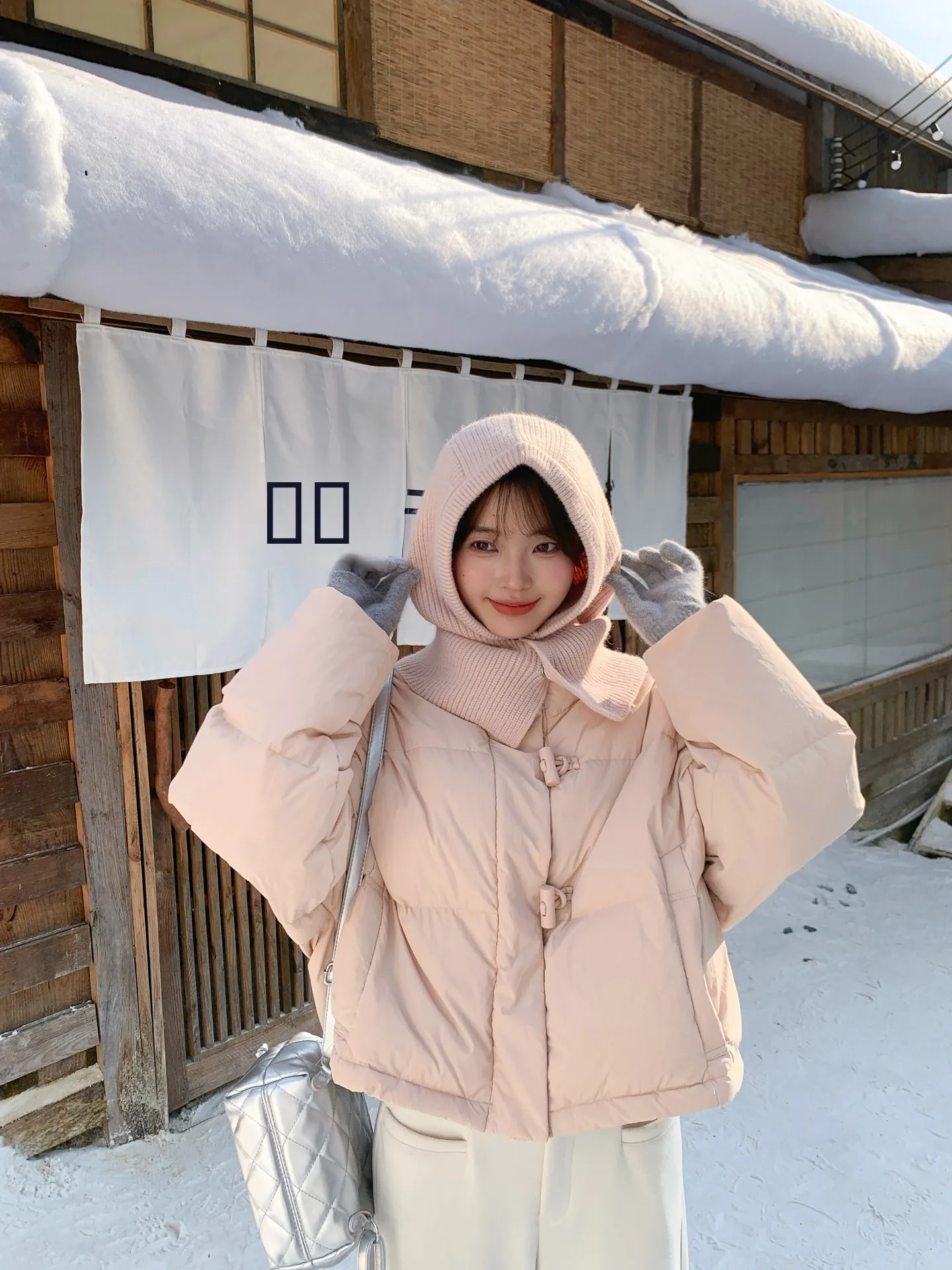 

Розовая легкая утепленная короткая пуховая куртка для женщин, новая зимняя модель, маленький размер, теплая, в корейском стиле, стандартный крой, белая.