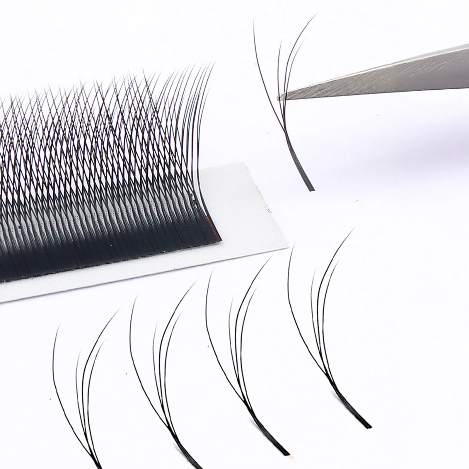 Weiche doppelschichtige falsche Wimpern 0,07 mm B+C Curl Voluminöse blühende Wimpernverlängerungen für natürliches Korea-Faux-Nerzwimpern-Make-up