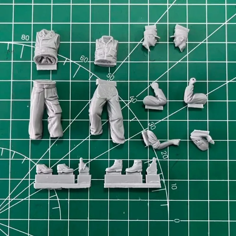 1/35 Scale Die Casting Resin Figure Model Kits Tank Maintenance Technician Modeling Miniature Unassembled and Unpainted 1002 view 2