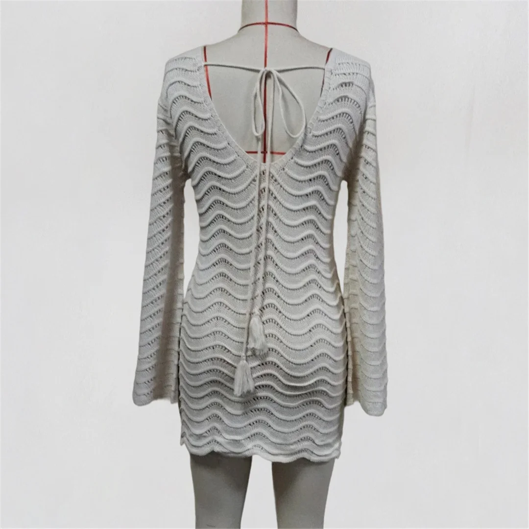 Langärmliges, ausgeschnittenes, V-Ausschnitt, gehäkeltes, gestricktes Tunika-Strandkleid, Strandmode, Damen-Strandkleid, Strand-Cover-up, Damen V7583 – Detail 15