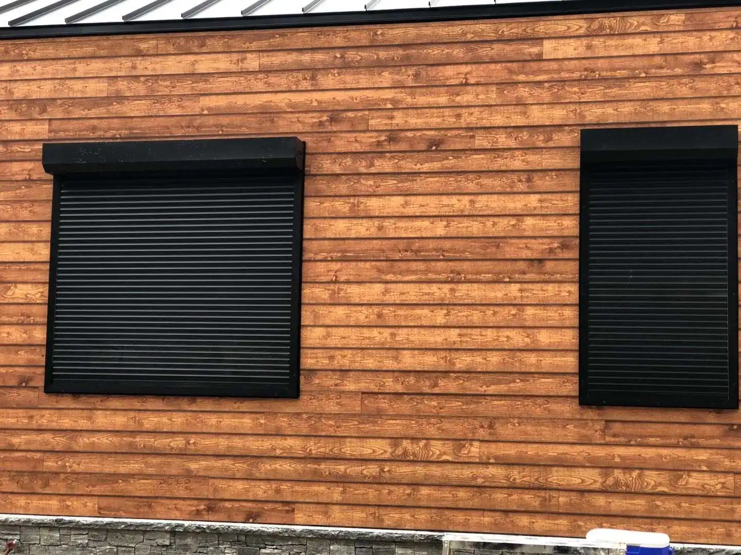 Porta per tapparella verticale con volano automatico personalizzato Storm