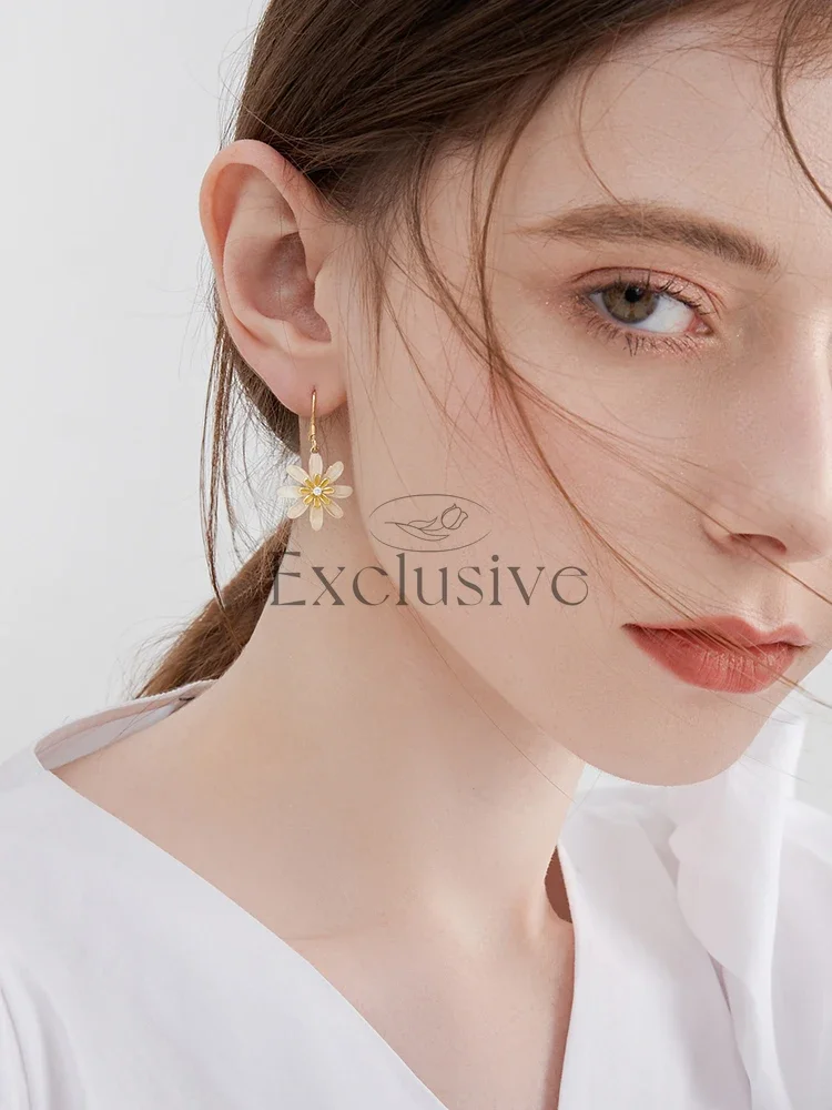 Delicate small daisy flower earrings women's niche temperament high-end earrings