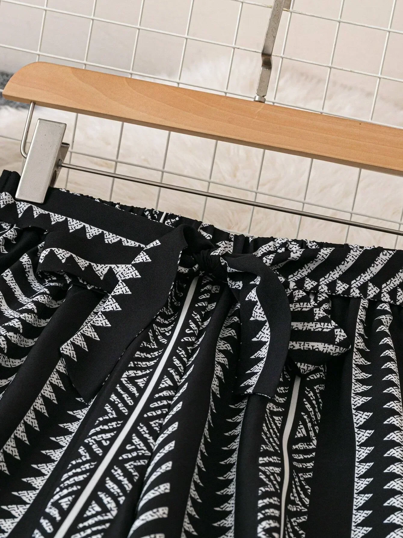 Eine weite, lange Damenhose im Bohème-Stil mit einem schlichten und modischen Muster, lockerer Passform und bequemem Stoff. – Detail 6