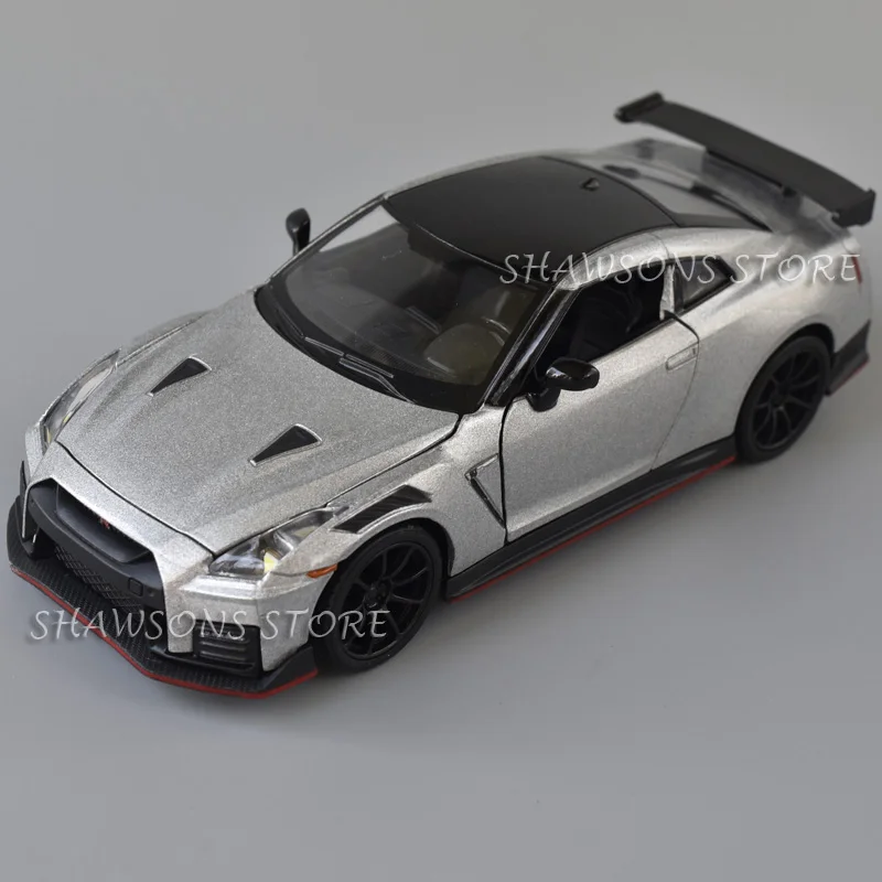 1:32 Scale Diecast Car Model Nissan GT-R Miniature Replica Pull Back Toy With Sound & Lights