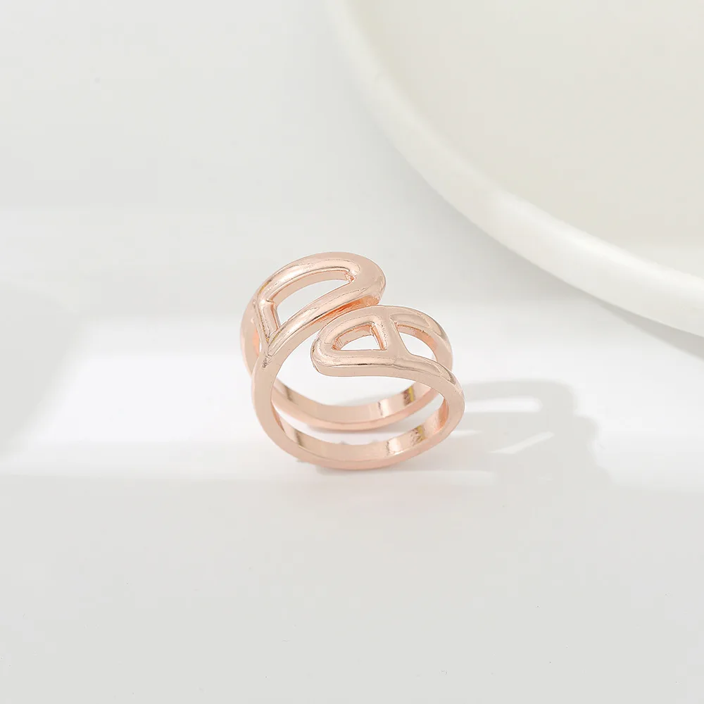 La nueva bufanda de seda de aleación multifuncional en forma de A, hebilla con apertura en forma de serpiente, accesorios de hebilla para bufanda de alta gama simples