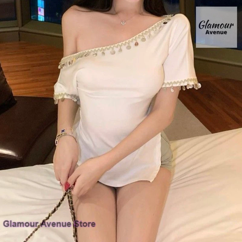 

Korean style shell decoration tassel diagonal shoulder short sleeve T-shirt women's summer new design sense niche irregular top.