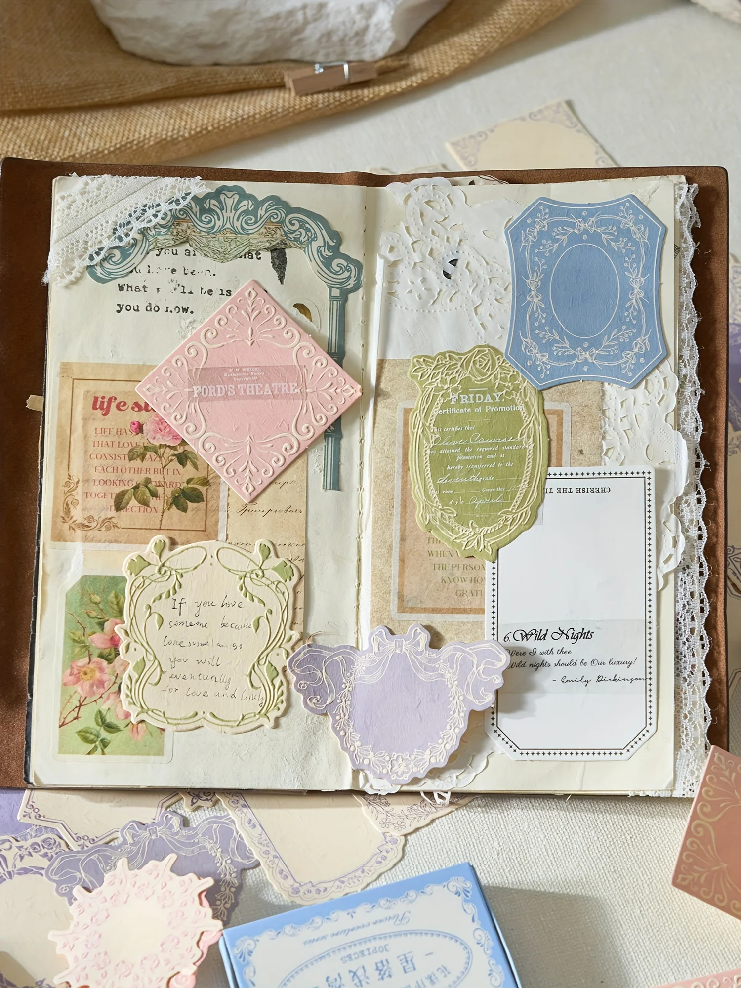 بطاقات ملاحظات كلاسيكية منقوشة بتصميمات زهرية وهندسية - ورق أخضر مزخرف للمجلات وسجل القصاصات والحرف اليدوية