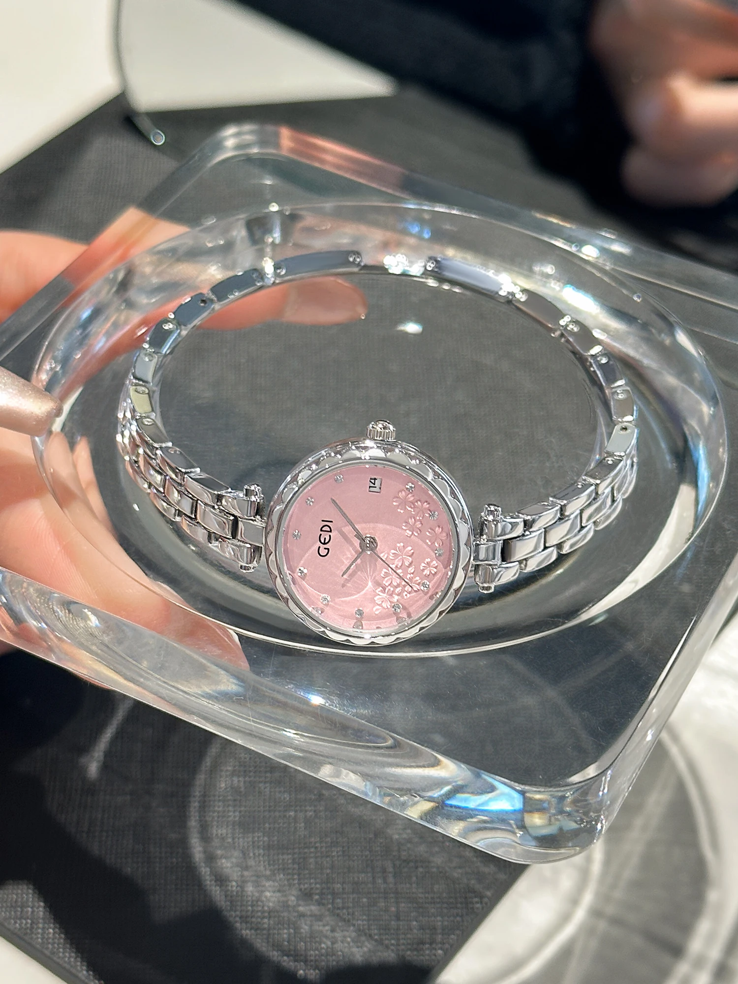 

2025 новые стильные литературные легкие роскошные нишевые часы, женские часы высокого класса, женские часы, роскошные часы высокого качества