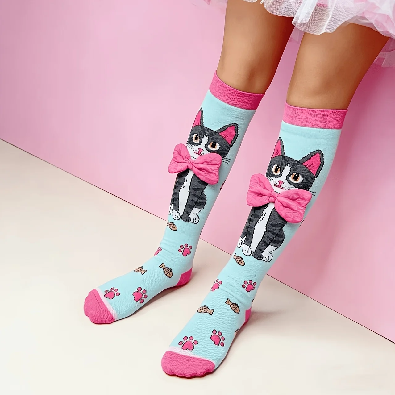 1 pair of girls' knee socks with cute cat pattern and bow decoration, fashionable light blue, suitable for parties and gifts.