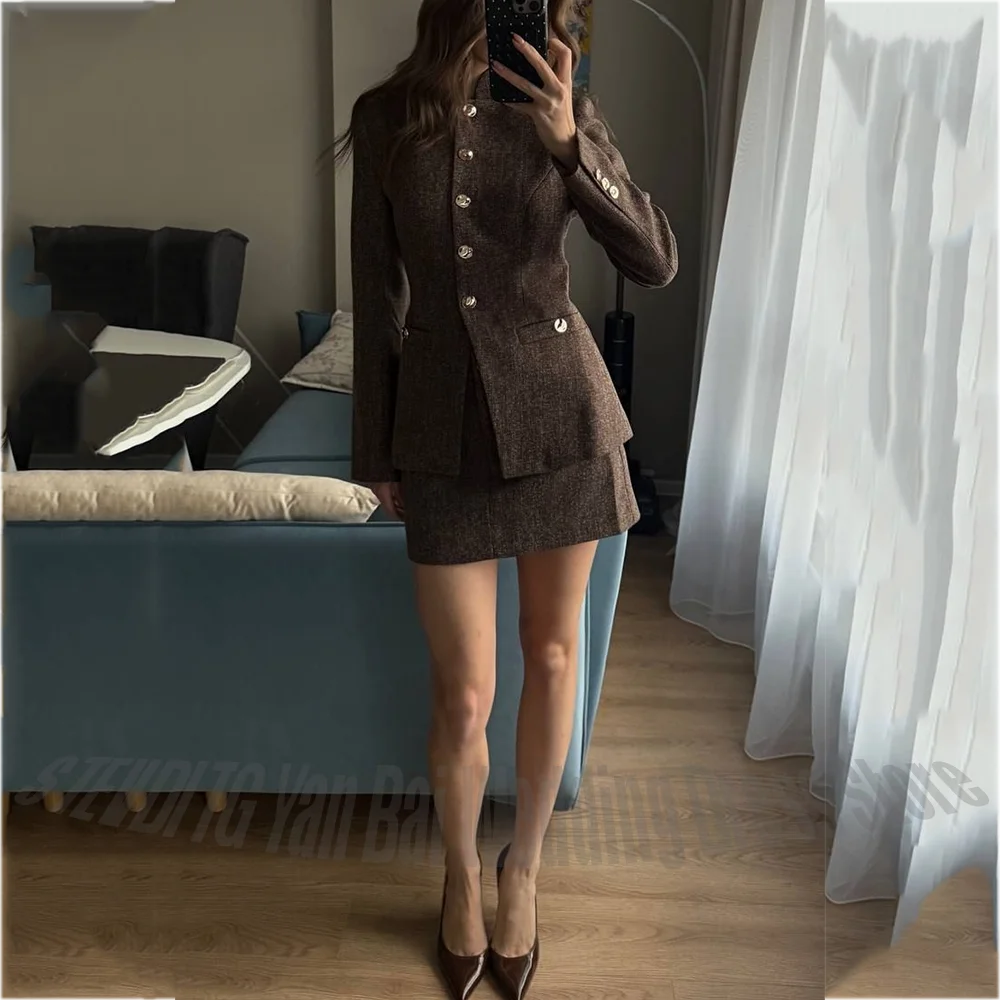 

Классический женский костюм-двойка с отложным воротником: приталенный пиджак на одной пуговице и короткая юбка. Элегантный современный комплект.