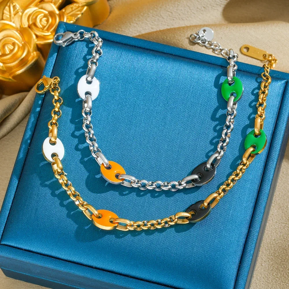 

A fashionable, exaggerated and simple oil-dripping pig nose bracelet, a high-end and elegant niche design accessory