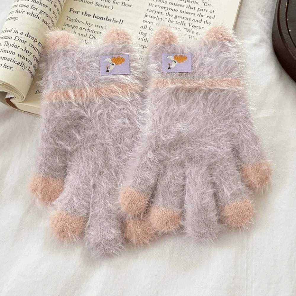 زوج من قفازات الأطفال الصغار تشبه المنك مادة الشعر الطويل 3-8 سنوات قفازات الشتاء الدافئة سميكة الدافئة قفازات الأطفال أنشطة الكتابة