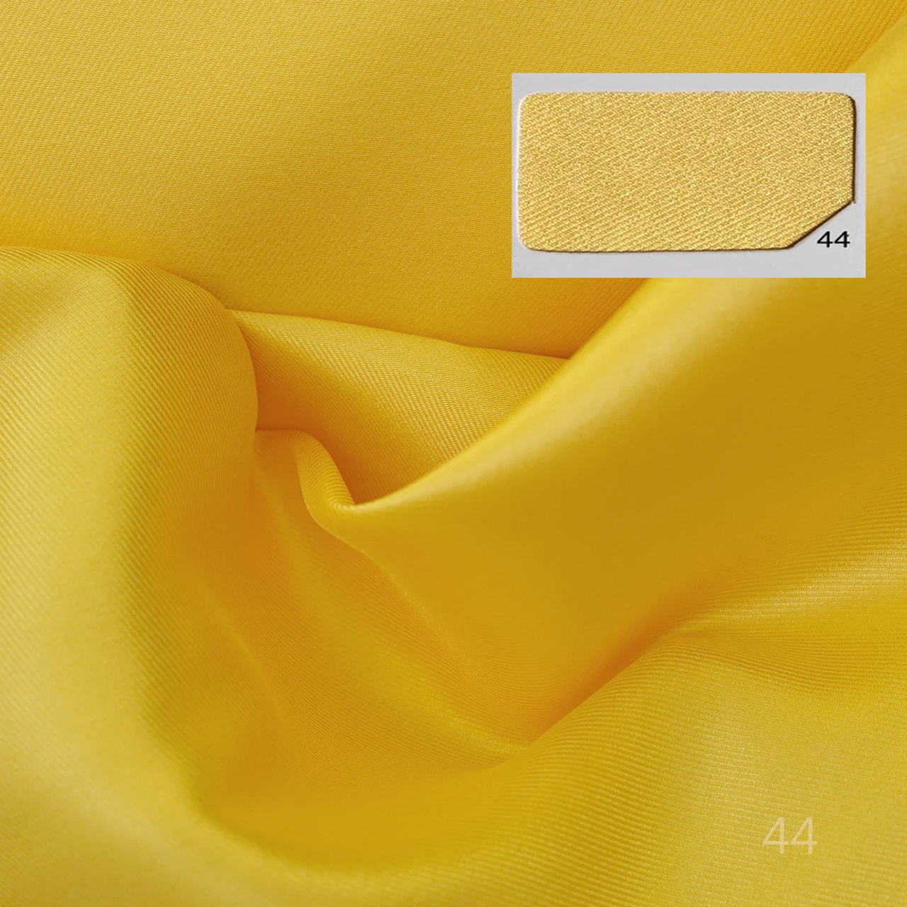 Jasnopomarańczowa satynowa tkanina o wysokim połysku, żywy mikado, miękka tekstura, drapowanie, odporny na zmarszczki materiał na suknię wieczorową