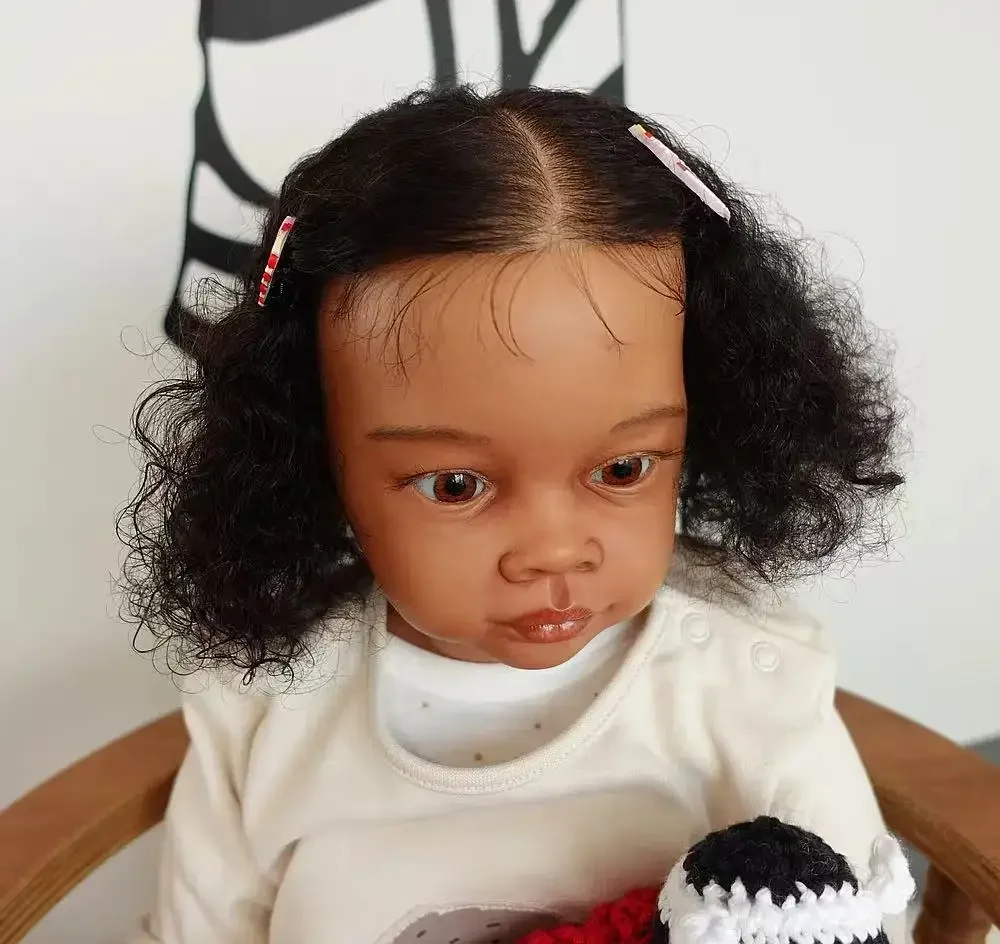 St.Store 32''손으로 뿌린 머리카락이 있는 다시 태어난 아기 Meili 귀여운 드레스가 있는 완성된 인형 어두운 피부 거대한 소녀 크리스마스 선물