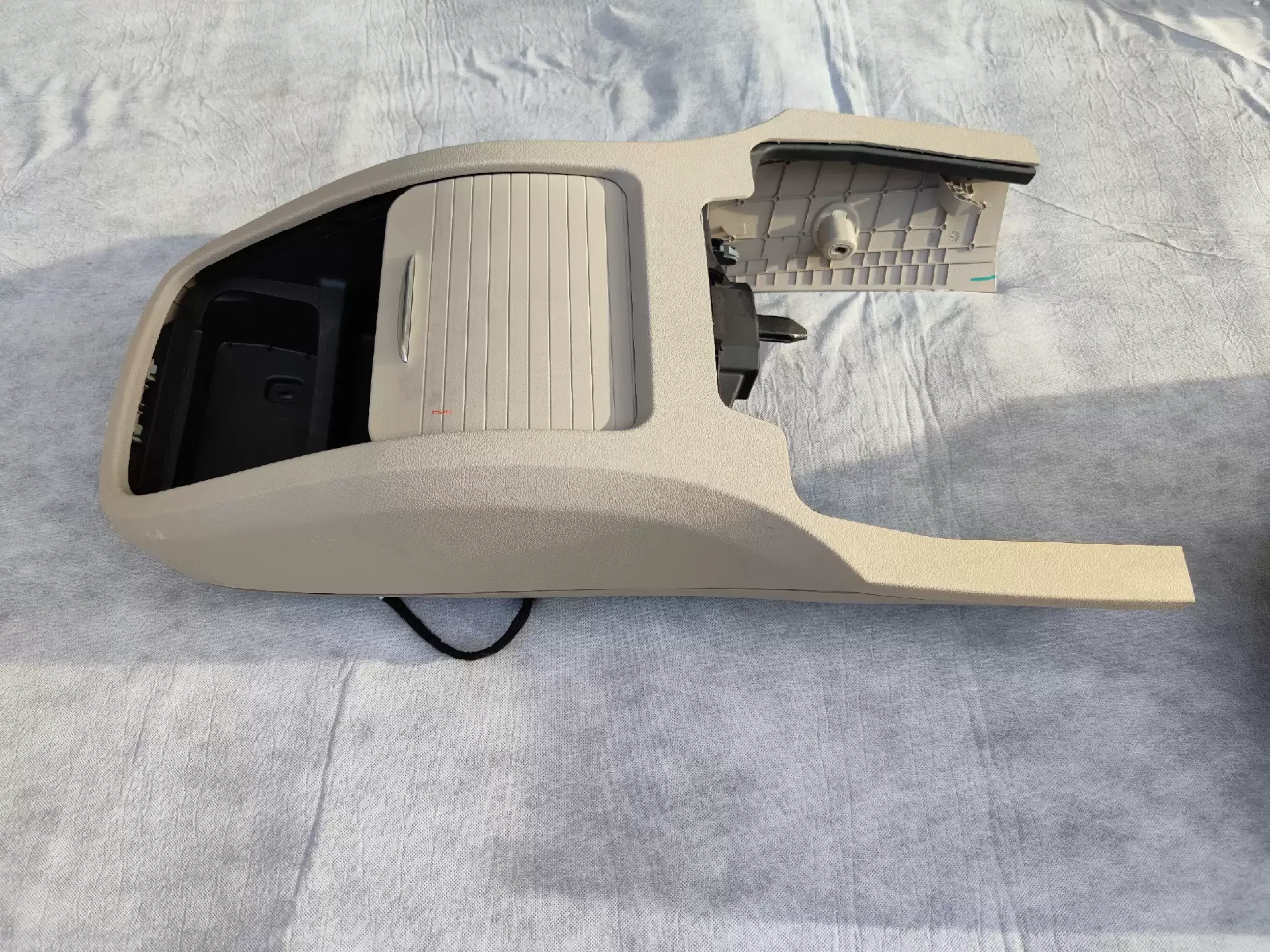 For  Vito water cup holder, modified armrest box storage box Vito cigarette lighter V250d box water cup holder