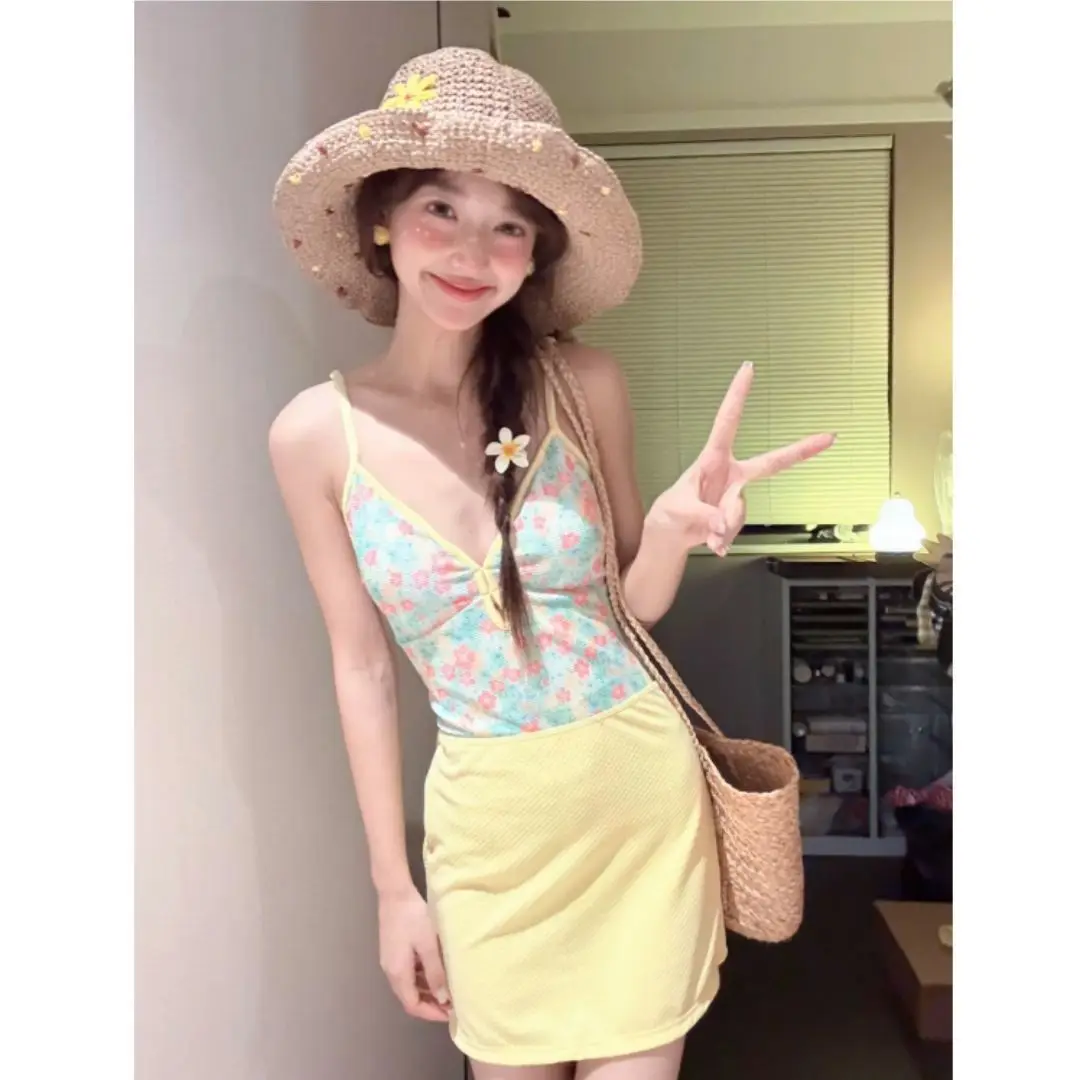 

Летний комплект из 2 предметов: женский купальник с цветочным принтом + желтая юбка-накидка, стильный пляжный костюм