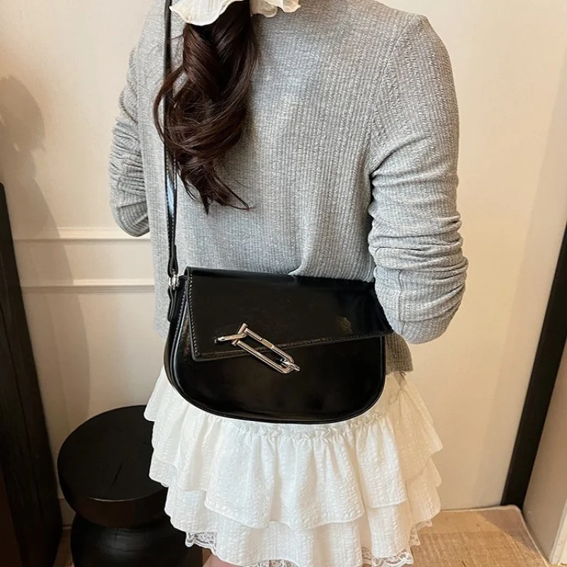 

​ Elegant Women's Crossbody-Bag Crafted From Sturdy Leather Boasting Classic Paris Inspired And Vintage Daily Style ​