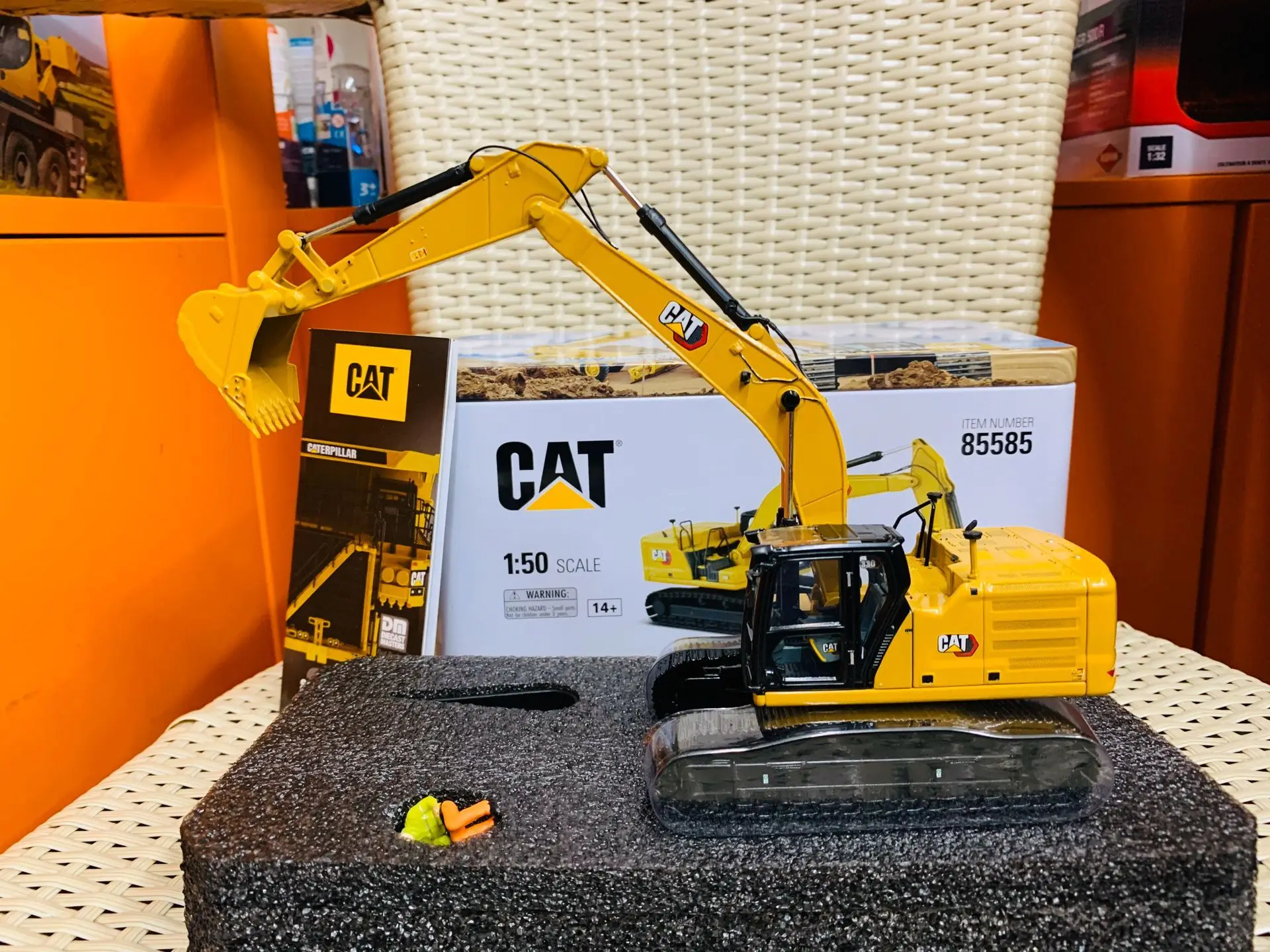 DM 330 Hydraulic Excavator Next Generation 1:50 Scale By DieCast Masters 85585