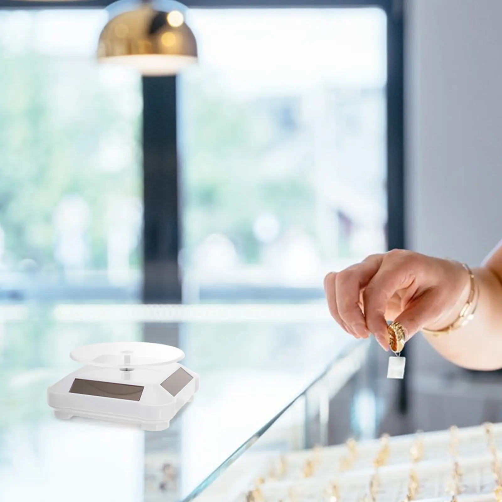 

Вращающаяся подставка для ювелирных изделий на солнечной энергии с автоматическим бесшумным вращением на 360 градусов для выставок, розничных магазинов и личного использования