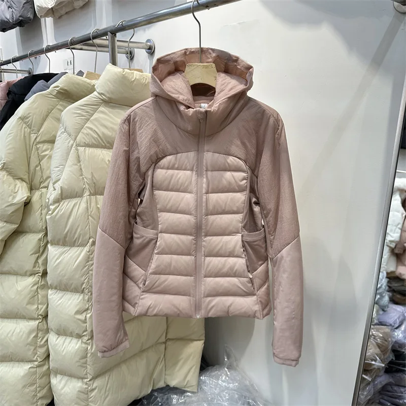 سترة نسائية جديدة لخريف وشتاء 2025 مع غطاء للرأس وقصة ضيقة وسترة خفيفة الوزن من ريش البط الأبيض