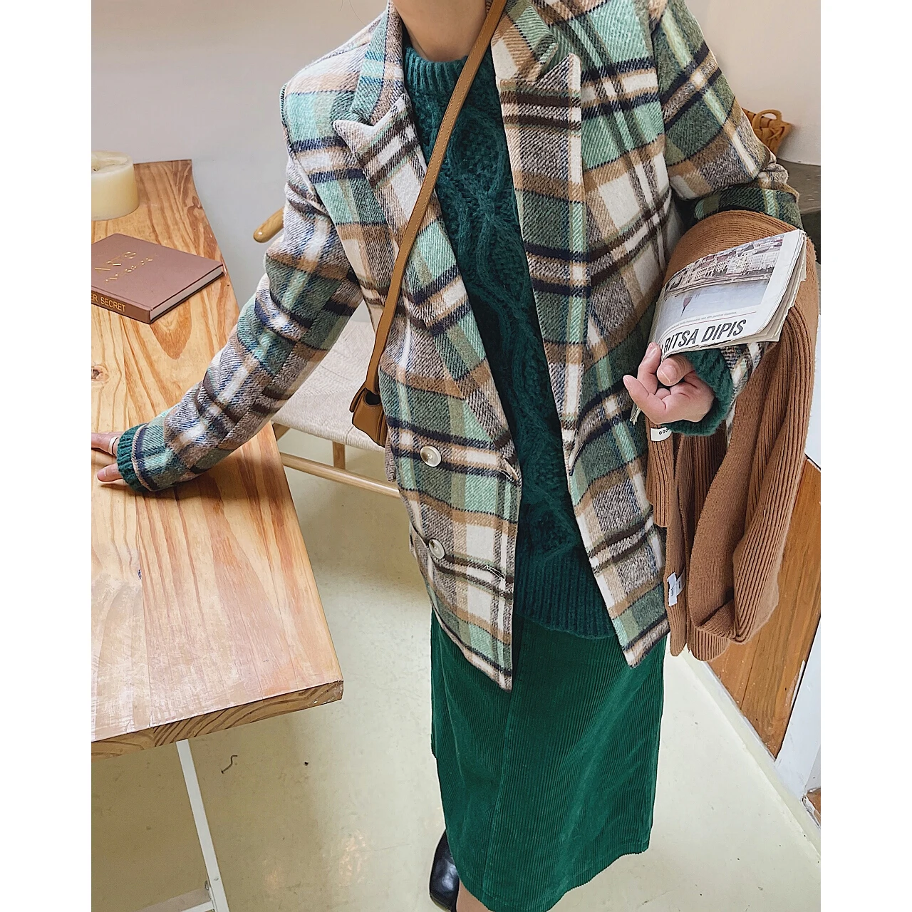 

Женское шерстяное пальто в клетку, новинка 2024 года, осенне-зимнее, маленького размера, в корейском стиле, в стиле Хепберн, для повседневной носки, винтажное