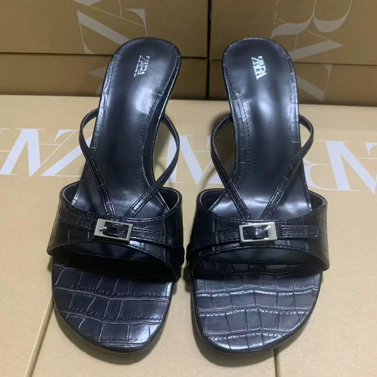 

Bloomsteps European and American Style Crocodile Pattern Flip-Flop Sandals Black Stiletto Versatile Casual Round Toe Buckle