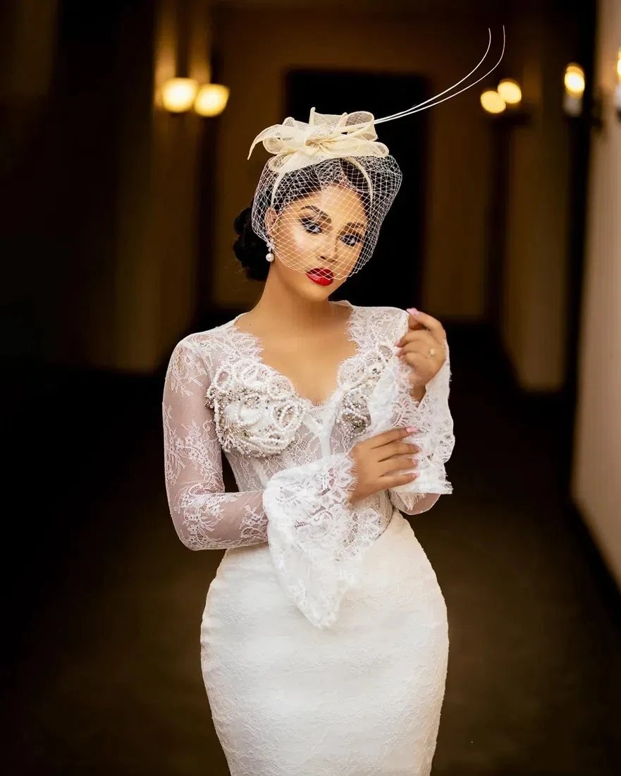Abito da sposa africano nero con scollo a V a sirena bianca di lusso elegante personalizzato con applicazioni in pizzo a maniche lunghe con perline di cristallo