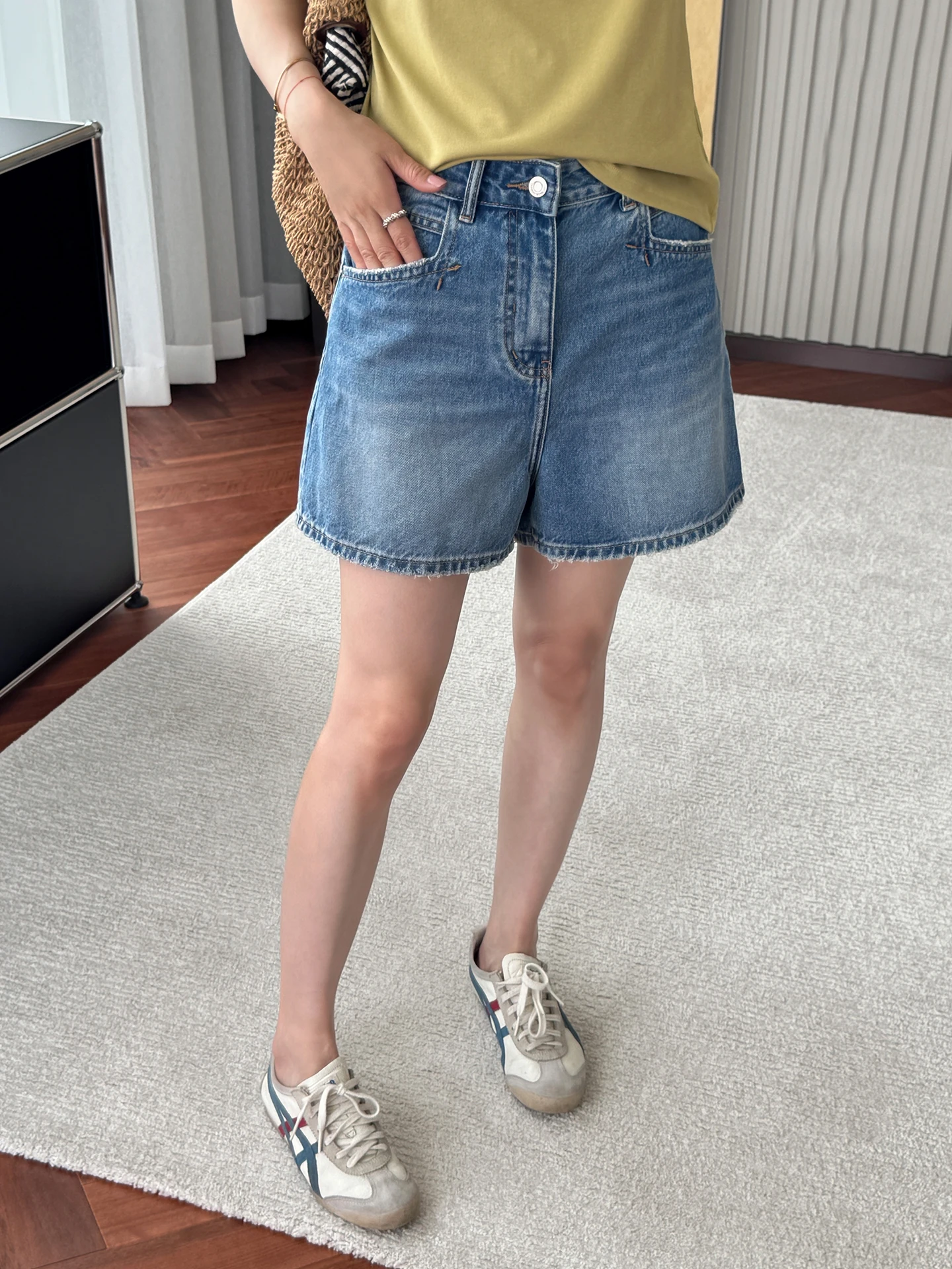 

Faionable Casual Blue Denim ort orts Summer New Korean Version Pure Color Waed Frayed Embroidery Slim Wide Leg Hot Pants