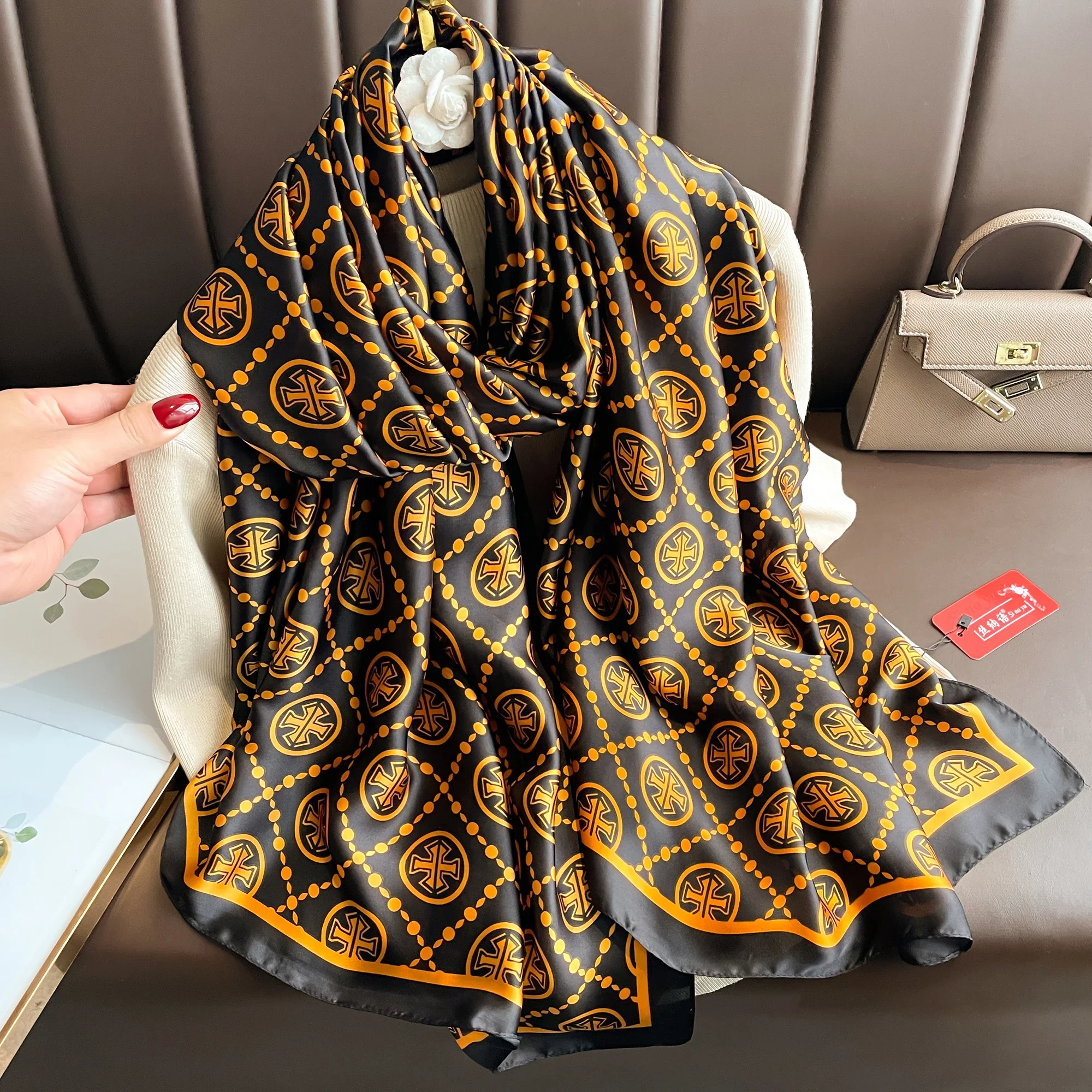 2024 Nuovo marchio di lusso Sciarpa di seta Donna Moda Qualità Sciarpe morbide Scialli femminili Foulard Bandana Beach Cover-up Avvolge