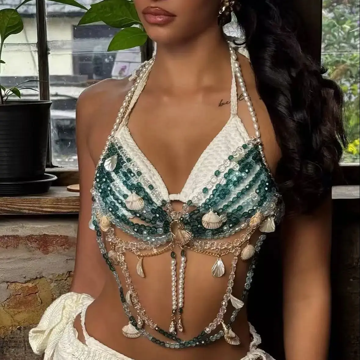 Mehrschichtiges, sexy Crop-Top mit Perlmuttmuschel, europäisches und amerikanisches Mode-Statement, Schnürung am Hals, Körperkette, Sommer-Layering-Outfit